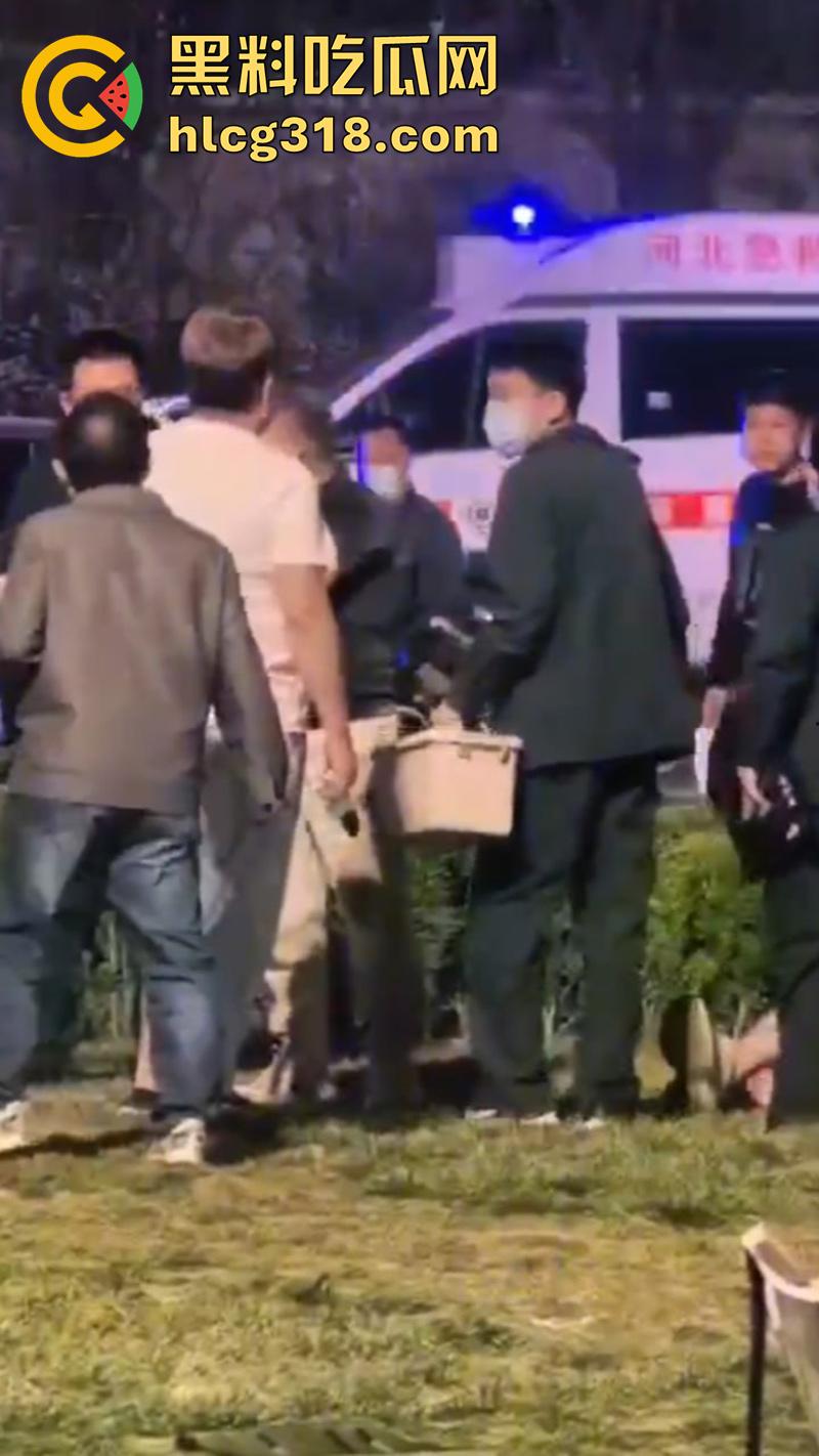 孩子吵架大人动刀杀人，河北石家庄因孩子起争执，叫来朋友群殴，结果朋友直接掏刀捅人！-8