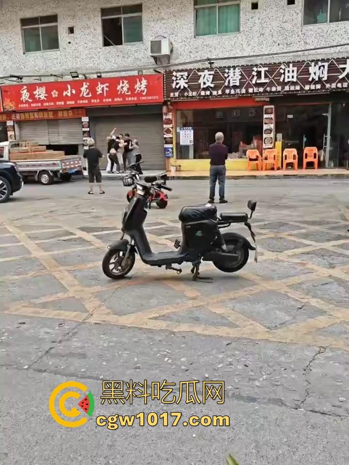 夜樱小龙虾烧烤发生持刀砍人事件！三打一，貌似被反杀，地上躺个黑衣服，现在的人动不动就动刀子真恐怖！-1