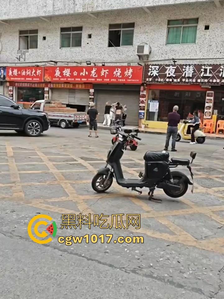 夜樱小龙虾烧烤发生持刀砍人事件！三打一，貌似被反杀，地上躺个黑衣服，现在的人动不动就动刀子真恐怖！-2