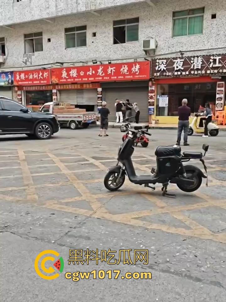 夜樱小龙虾烧烤发生持刀砍人事件！三打一，貌似被反杀，地上躺个黑衣服，现在的人动不动就动刀子真恐怖！-3