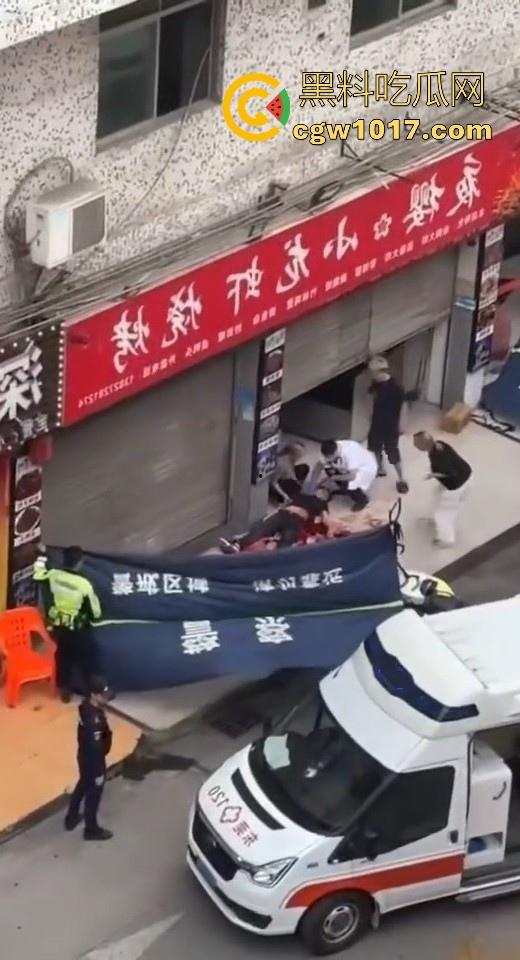 夜樱小龙虾烧烤发生持刀砍人事件！三打一，貌似被反杀，地上躺个黑衣服，现在的人动不动就动刀子真恐怖！-5