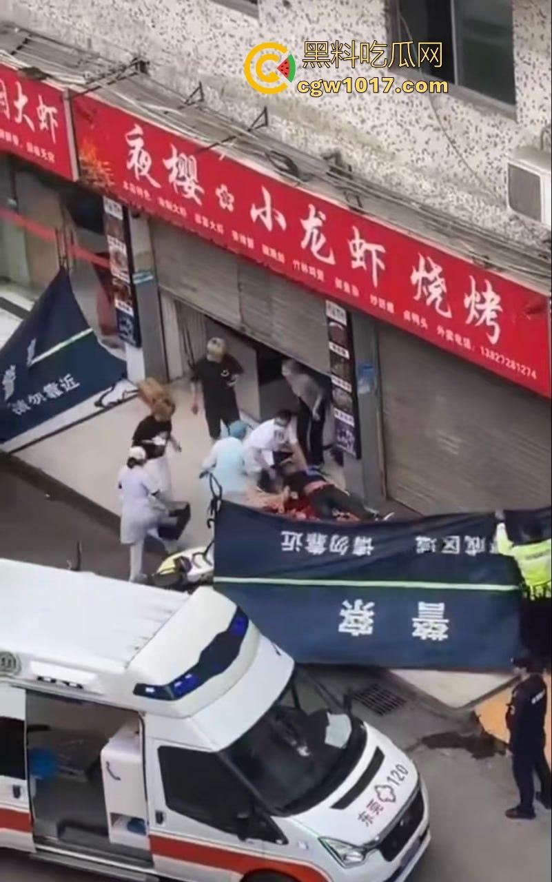 夜樱小龙虾烧烤发生持刀砍人事件！三打一，貌似被反杀，地上躺个黑衣服，现在的人动不动就动刀子真恐怖！-9