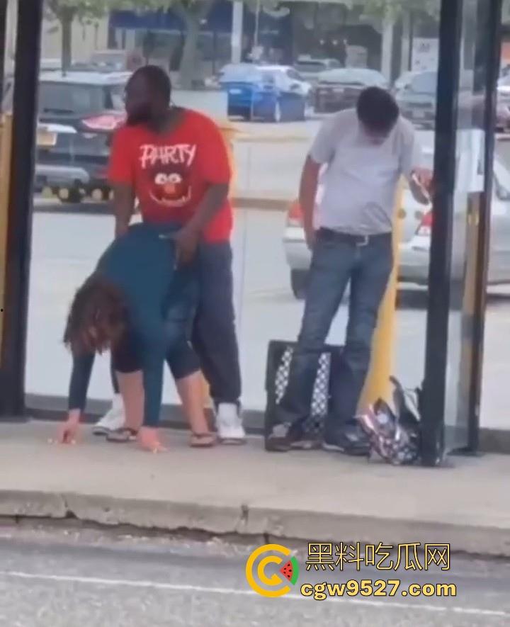 外国巨乳少妇，公交车站逼痒难耐和黑人当街性爱，旁边路人见怪不怪，老黑内射后若无其事装路人！-2