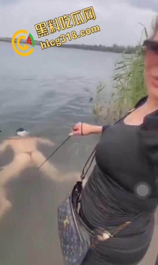 调教男奴最爽玩法，绳子栓鸡巴上下河游泳，这是遛鸟还是遛狗，不得不佩服老外的调教手段 ！-1