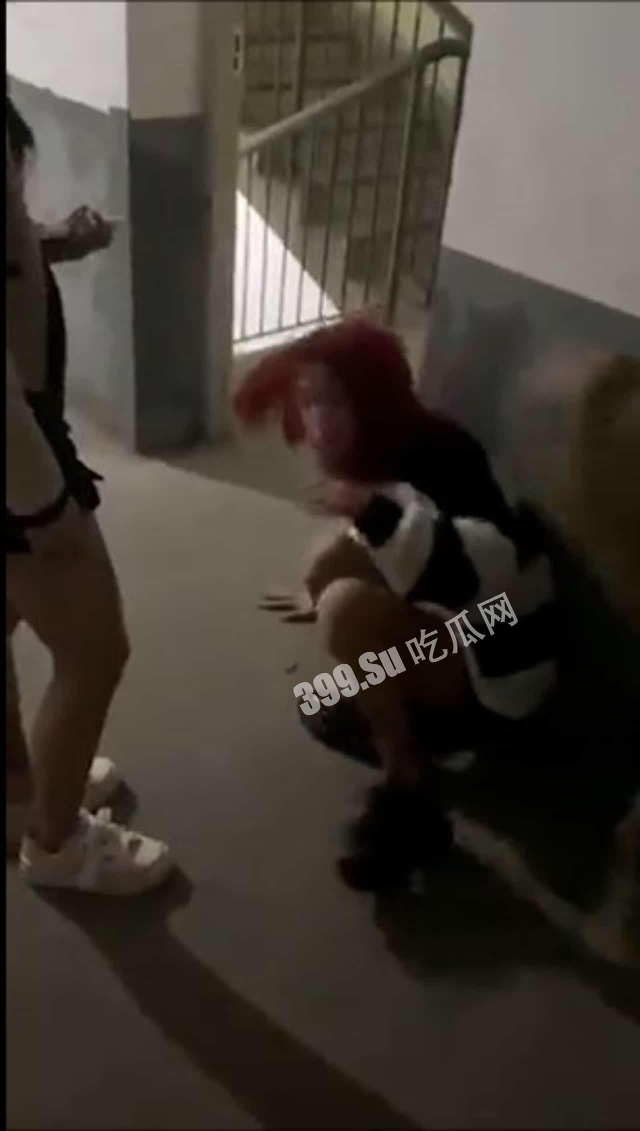 #霸凌合集 #校园 #殴打 #裸体 小孩子下手就是没轻没重的-7