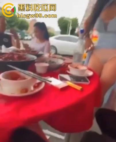 骚娘们打赌输了吃饭时直接撩起裙子把内裤脱下给在座展示她的骚毛毛，真是酒壮熊人胆，旁边男子眼睛都直了！-2
