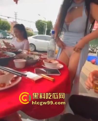 骚娘们打赌输了吃饭时直接撩起裙子把内裤脱下给在座展示她的骚毛毛，真是酒壮熊人胆，旁边男子眼睛都直了！-4
