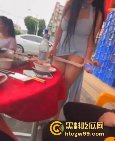骚娘们打赌输了吃饭时直接撩起裙子把内裤脱下给在座展示她的骚毛毛，真是酒壮熊人胆，旁边男子眼睛都直了！-5