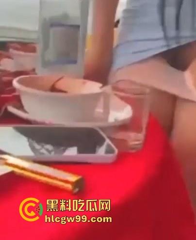 骚娘们打赌输了吃饭时直接撩起裙子把内裤脱下给在座展示她的骚毛毛，真是酒壮熊人胆，旁边男子眼睛都直了！-6