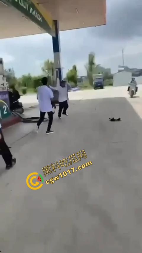 血流如注！越南青年绝地反击，刀刃直捅霸凌者脸颊，鲜血狂涌喷出，震惊全场！-3