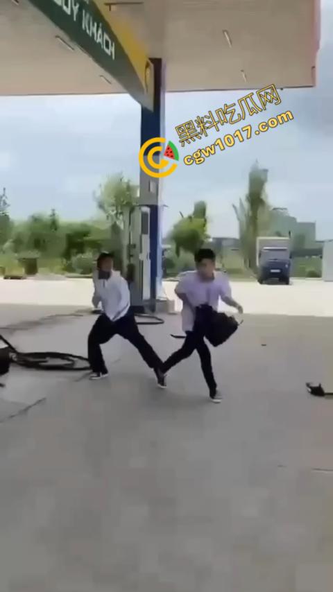 血流如注！越南青年绝地反击，刀刃直捅霸凌者脸颊，鲜血狂涌喷出，震惊全场！-4