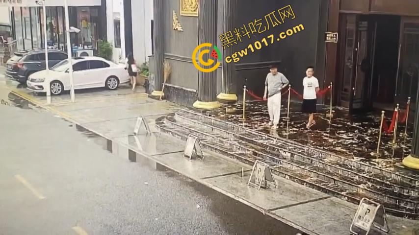 血腥暴力！两男子被疯狂催收员砍伤！街头刀光剑影，鲜血四溅，高利贷催收员下手无情，横行无忌-1