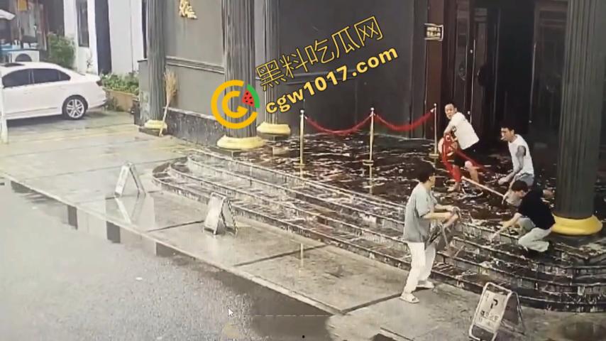 血腥暴力！两男子被疯狂催收员砍伤！街头刀光剑影，鲜血四溅，高利贷催收员下手无情，横行无忌-3