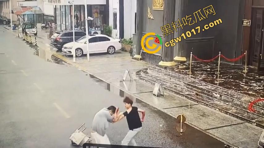 血腥暴力！两男子被疯狂催收员砍伤！街头刀光剑影，鲜血四溅，高利贷催收员下手无情，横行无忌-7