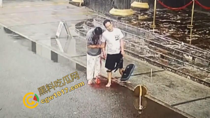 血腥暴力！两男子被疯狂催收员砍伤！街头刀光剑影，鲜血四溅，高利贷催收员下手无情，横行无忌-10