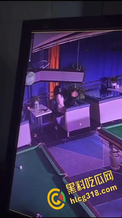 重庆一台球厅监控视频流出， 一男一女饥渴难耐，公然调情露乳，沙发掀裙激情女上！-5