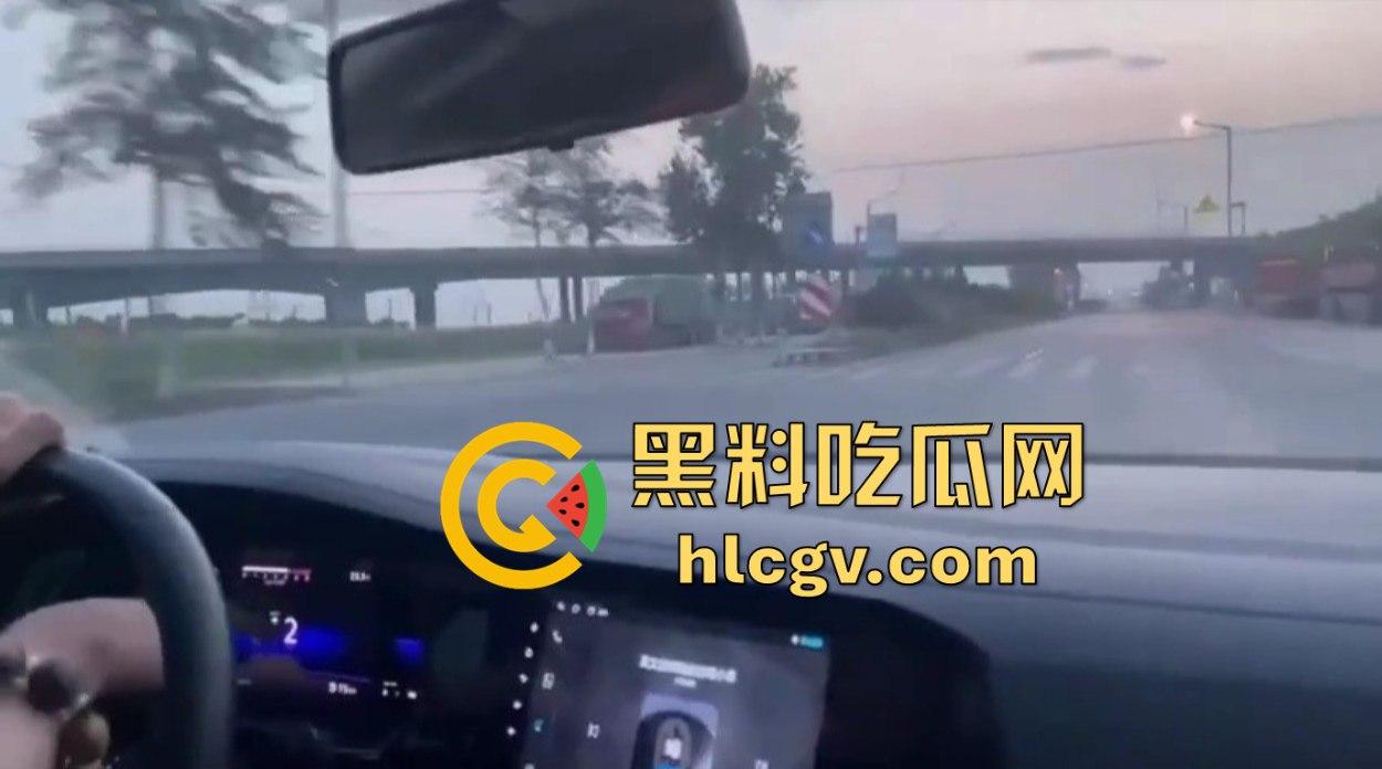 带妹飙到212码,大众车毁人亡!精神小伙翻车直播秒变吃席现场,欢迎瓜友围观!-2