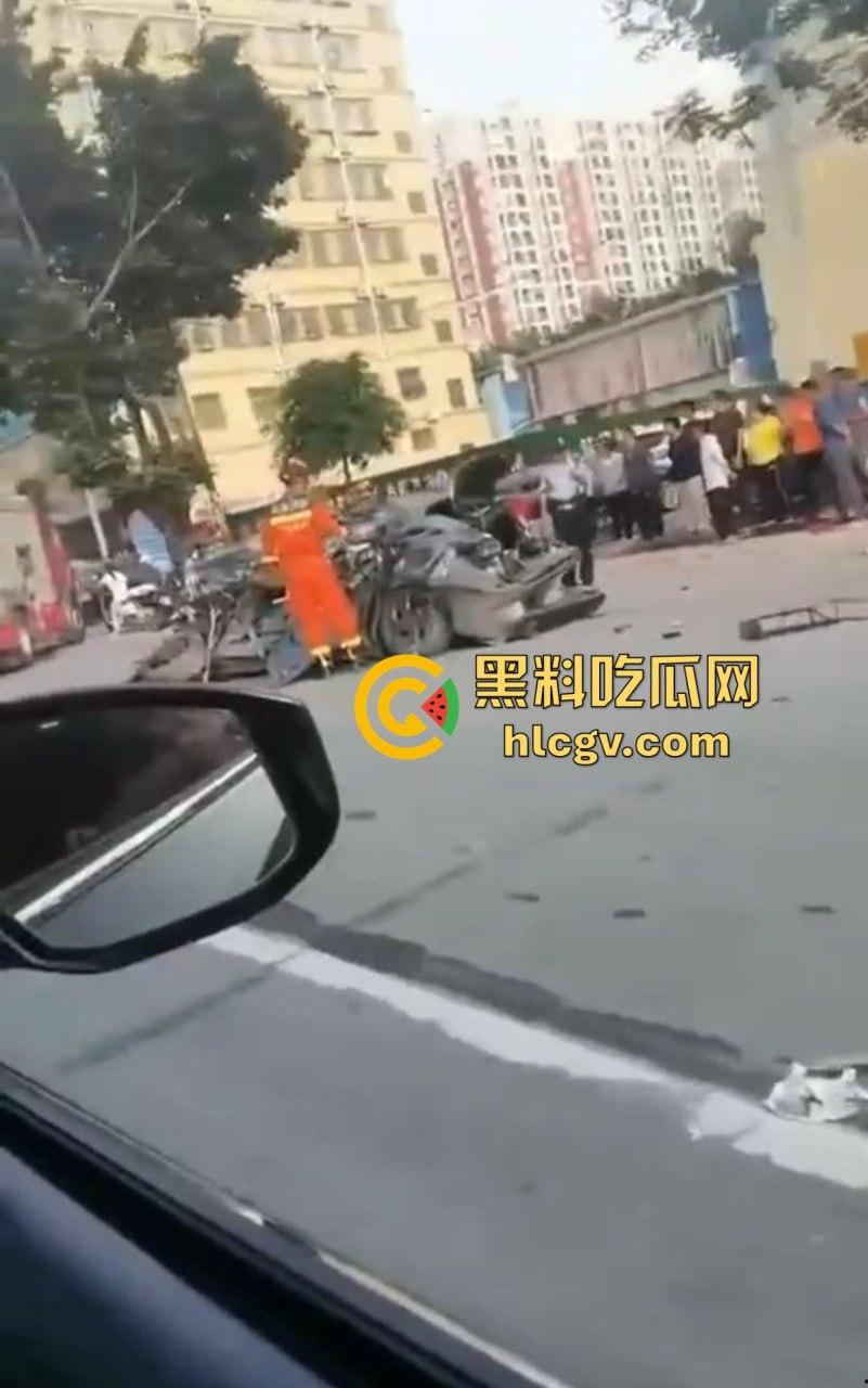 带妹飙到212码,大众车毁人亡!精神小伙翻车直播秒变吃席现场,欢迎瓜友围观!-7