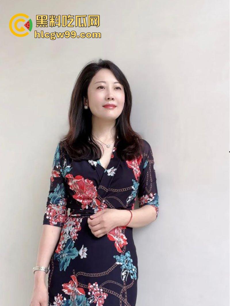 社交软件约啪气质少妇【泰亦怡】口交吃鸡后入骑乘样样精通,各种姿势来回变换,很有撸点!-3