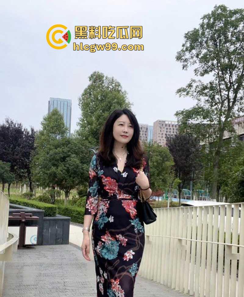 社交软件约啪气质少妇【泰亦怡】口交吃鸡后入骑乘样样精通,各种姿势来回变换,很有撸点!-5
