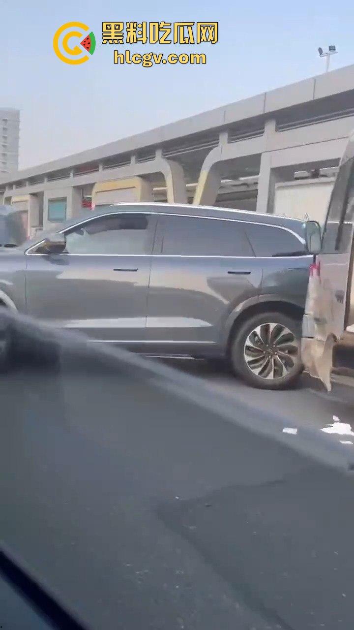 武汉问界智能驾驶撞小客车结果自己半边车头没了，安全是杠杠的，但车是真惨！-2