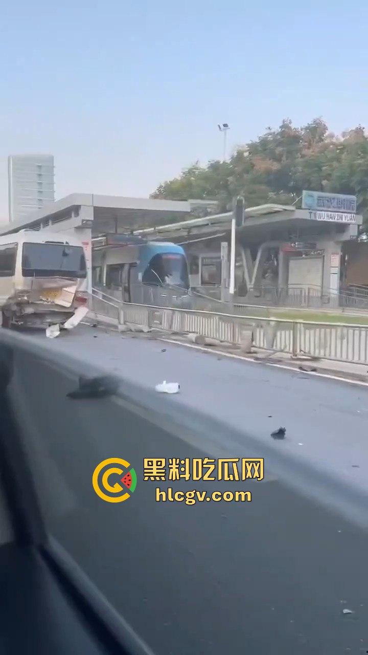 武汉问界智能驾驶撞小客车结果自己半边车头没了，安全是杠杠的，但车是真惨！-4