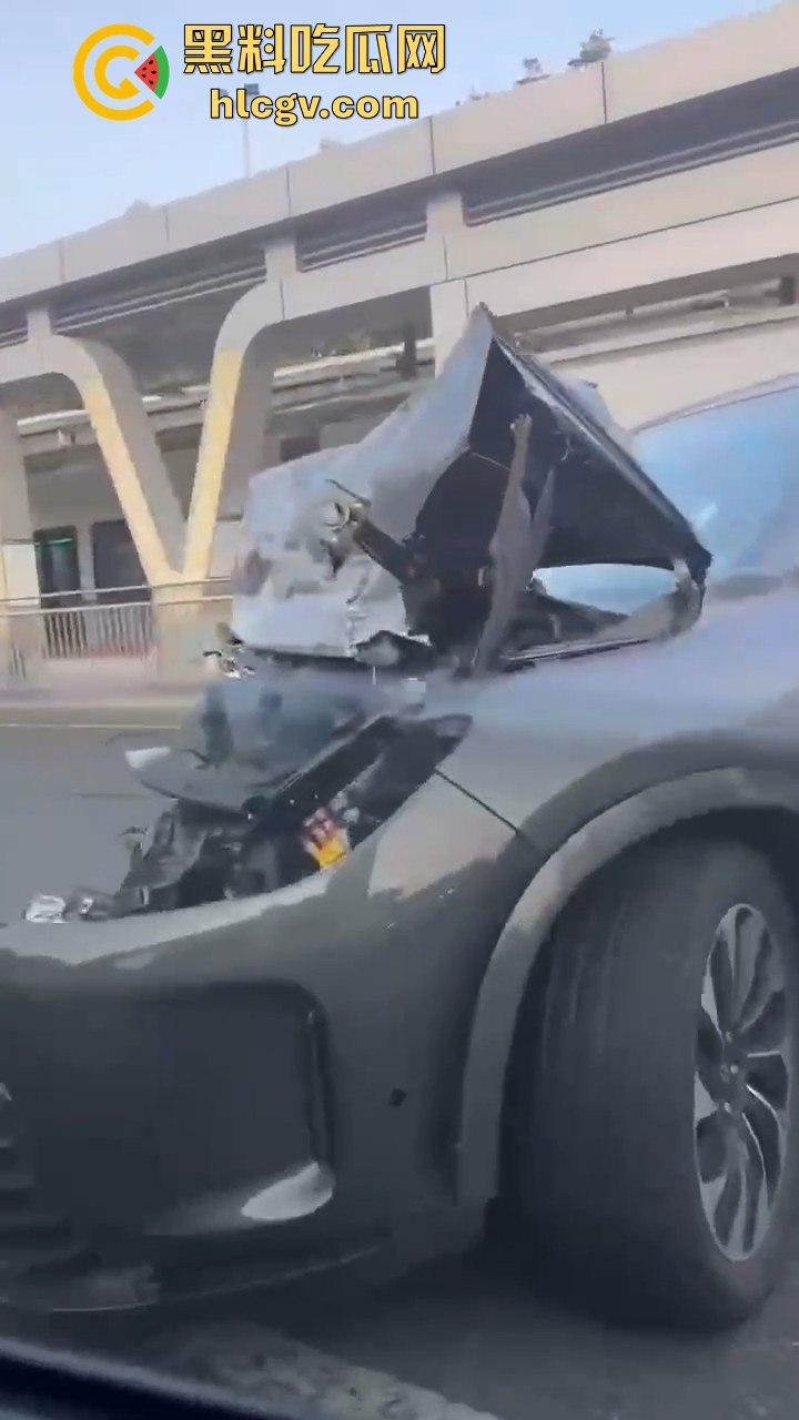 武汉问界智能驾驶撞小客车结果自己半边车头没了，安全是杠杠的，但车是真惨！-5