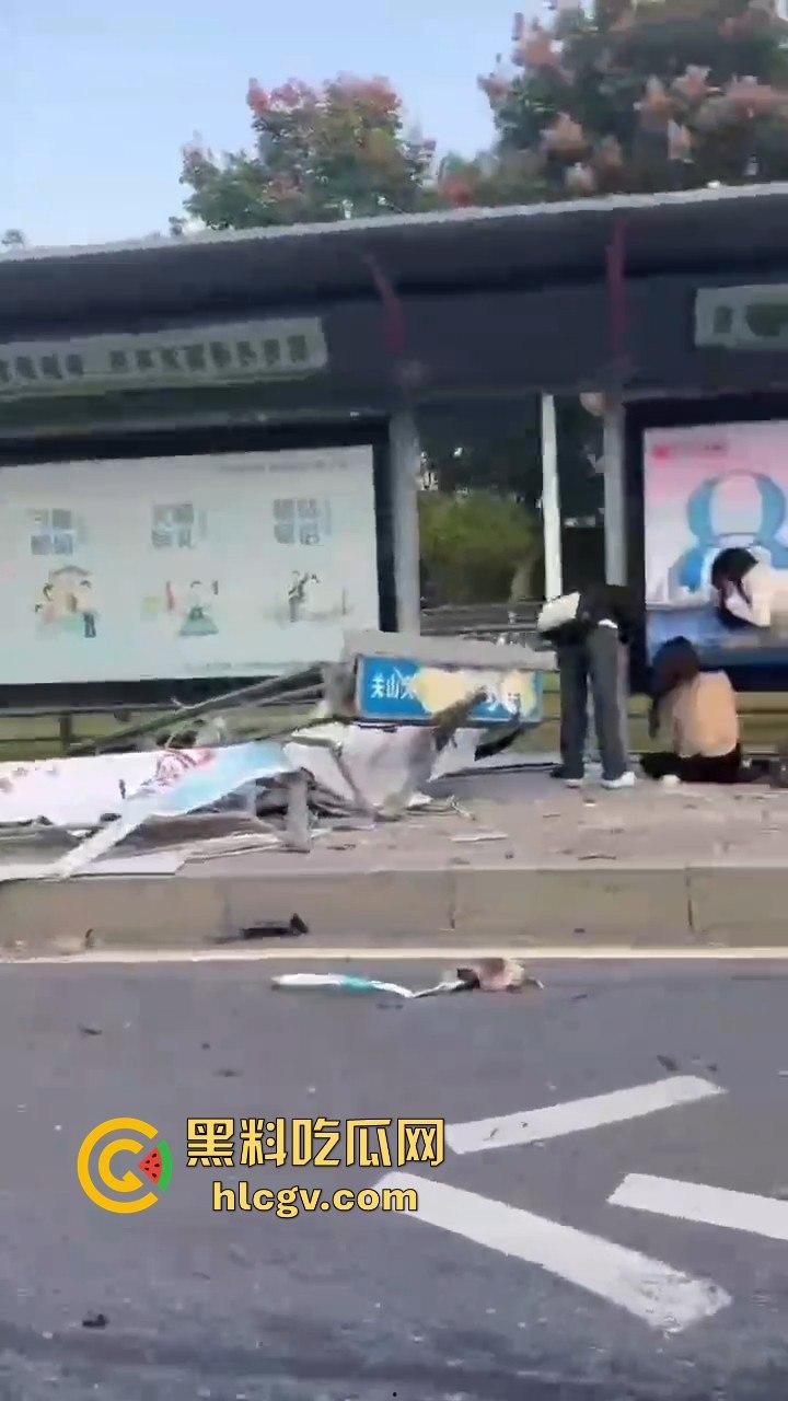 武汉问界智能驾驶撞小客车结果自己半边车头没了，安全是杠杠的，但车是真惨！-8