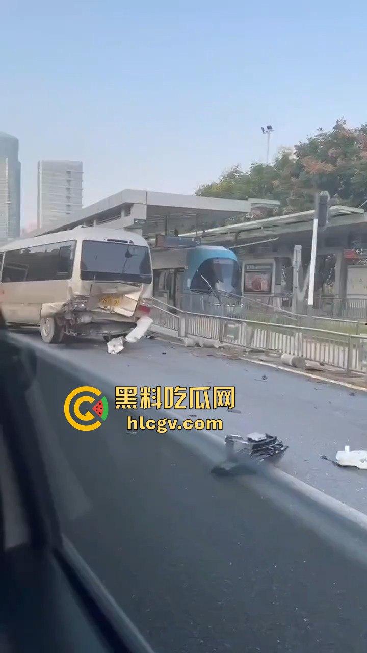 武汉问界智能驾驶撞小客车结果自己半边车头没了，安全是杠杠的，但车是真惨！-9