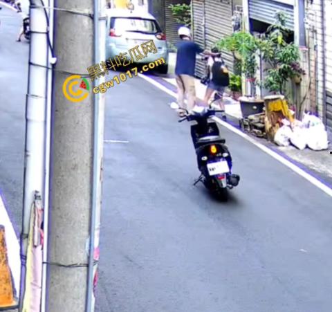 台湾省苗粟随机斩人案再度上演！47岁男子持刀狂魔，便利店门前血雨腥风，女童胸挨一刀，送ICU抢救，震惊全省！-4