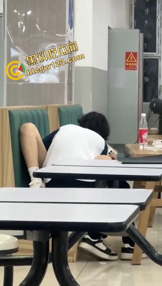 山西应用科技学院情侣在食堂开车！女的夹腿骑腰全程激情演出，你tm是在吃饭还是在拍无码片？-5