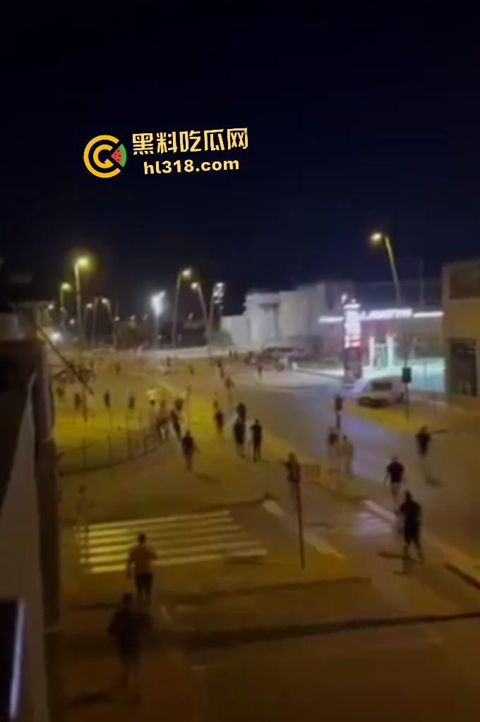 西班牙种族内战爆发！摩洛哥移民持刀狂袭老人，直接导致小镇4万人攻击移民团伙！-2