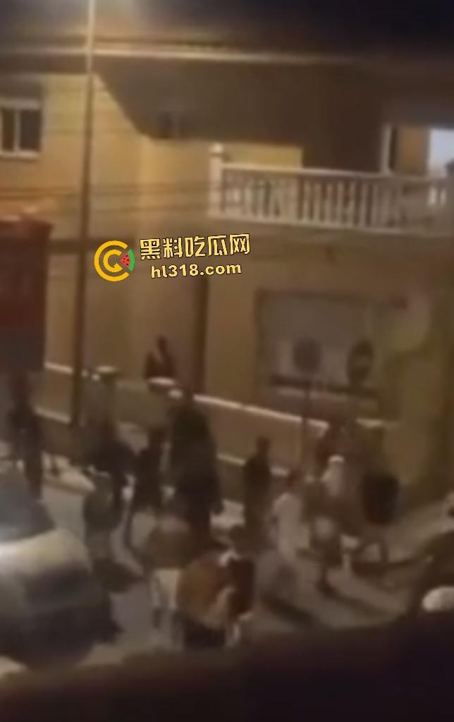 西班牙种族内战爆发！摩洛哥移民持刀狂袭老人，直接导致小镇4万人攻击移民团伙！-5