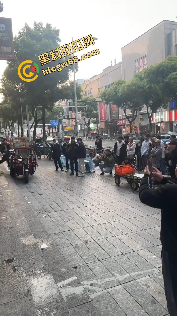 长沙解放西路嫩妹网红街头拍段子，结果路人上来对着大奶一顿狂抓，手顺势摸逼全场看傻？-1