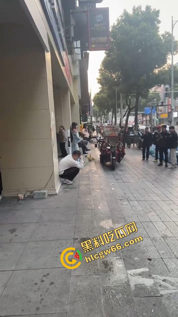 长沙解放西路嫩妹网红街头拍段子，结果路人上来对着大奶一顿狂抓，手顺势摸逼全场看傻？-2