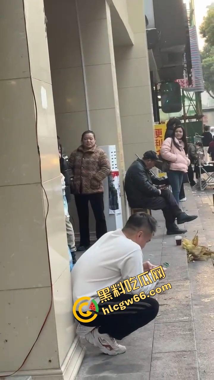 长沙解放西路嫩妹网红街头拍段子，结果路人上来对着大奶一顿狂抓，手顺势摸逼全场看傻？-5