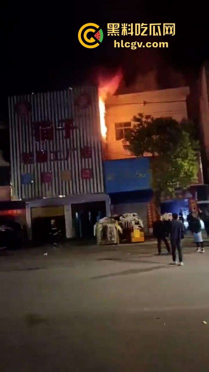 湖北荆门服装城突生大火 整座楼烧成空架损失惨重 现场真实大火视频曝光-1