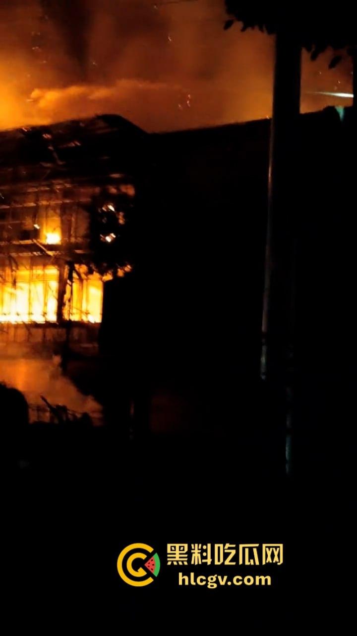 湖北荆门服装城突生大火 整座楼烧成空架损失惨重 现场真实大火视频曝光-4