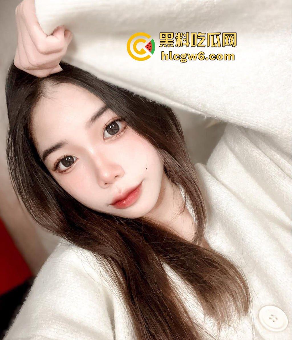 清纯反差母狗【程瑶遥】调教过程曝光!!把脚放在母狗的嘴巴里让其舔干净 满足她。-1