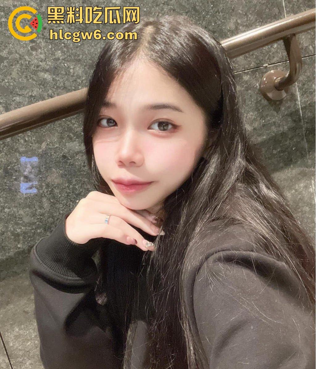 清纯反差母狗【程瑶遥】调教过程曝光!!把脚放在母狗的嘴巴里让其舔干净 满足她。-3