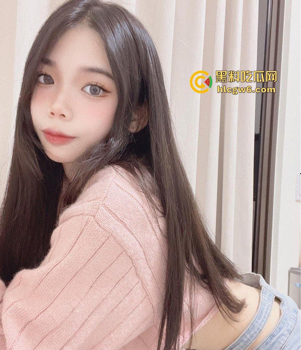 清纯反差母狗【程瑶遥】调教过程曝光!!把脚放在母狗的嘴巴里让其舔干净 满足她。-4