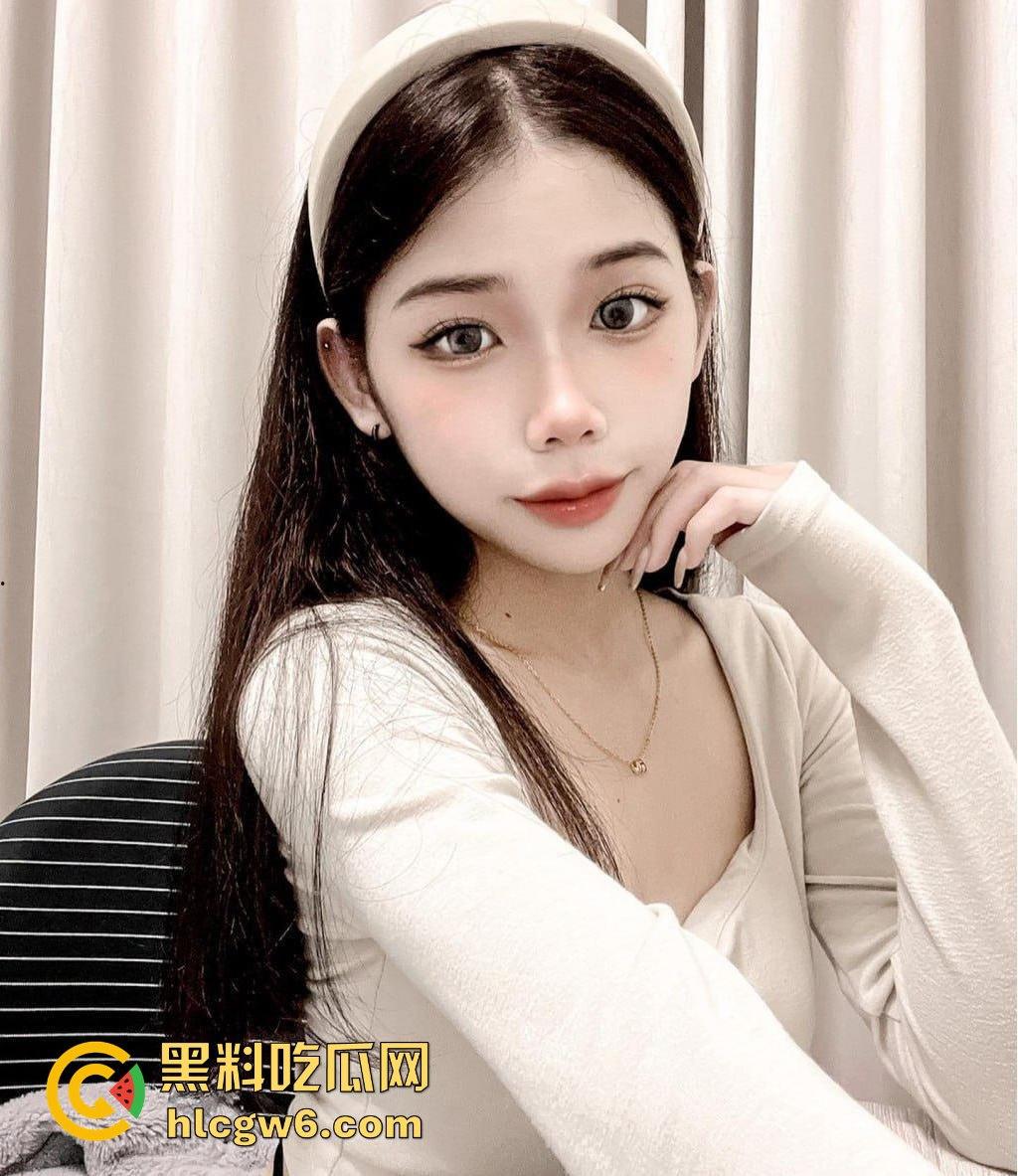 清纯反差母狗【程瑶遥】调教过程曝光!!把脚放在母狗的嘴巴里让其舔干净 满足她。-5