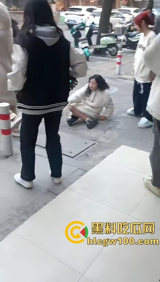 漂亮妹妹遭多名少女围攻，看的哥哥我心里难受的紧，妹妹别怕快躲进哥哥怀里-2