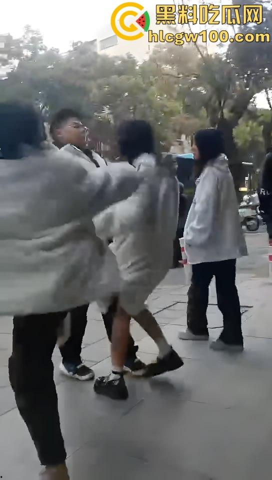 漂亮妹妹遭多名少女围攻，看的哥哥我心里难受的紧，妹妹别怕快躲进哥哥怀里-3