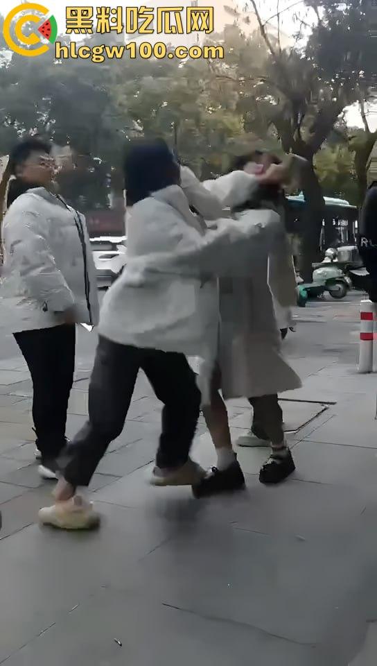 漂亮妹妹遭多名少女围攻，看的哥哥我心里难受的紧，妹妹别怕快躲进哥哥怀里-5