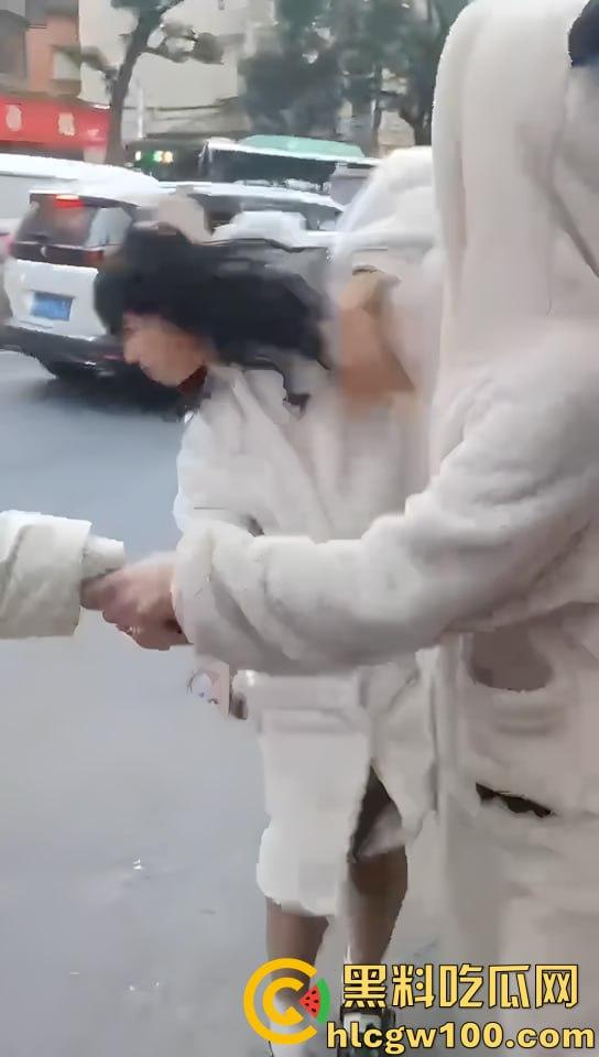 漂亮妹妹遭多名少女围攻，看的哥哥我心里难受的紧，妹妹别怕快躲进哥哥怀里-6