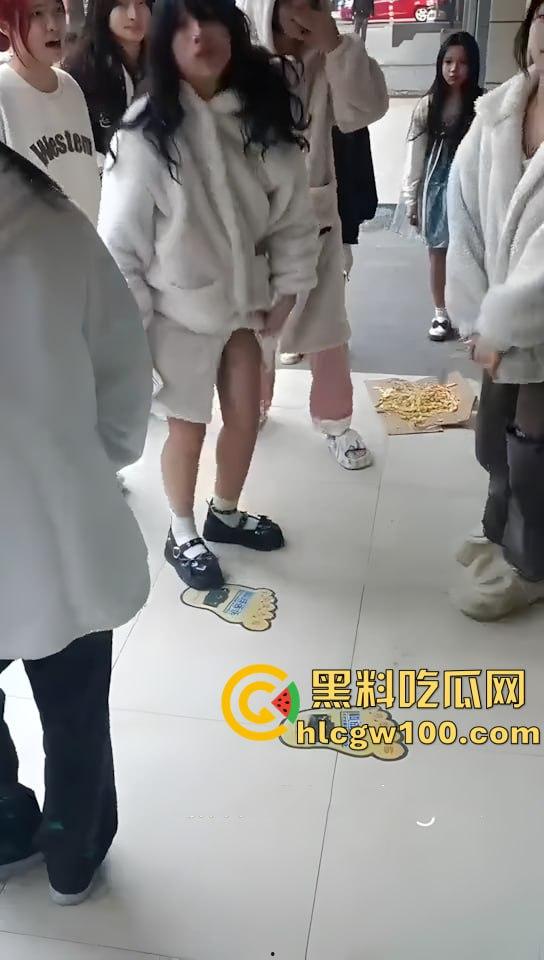 漂亮妹妹遭多名少女围攻，看的哥哥我心里难受的紧，妹妹别怕快躲进哥哥怀里-7