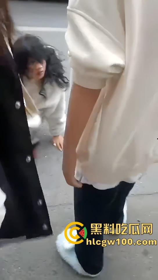 漂亮妹妹遭多名少女围攻，看的哥哥我心里难受的紧，妹妹别怕快躲进哥哥怀里-8