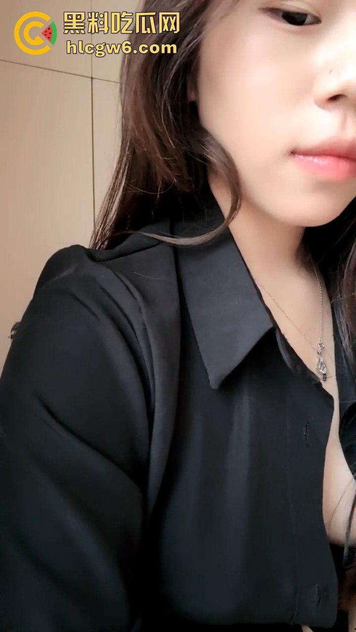 校花的秘密直播，南宁信息技师学院童颜巨乳网名【水煮鱼】在线表演，娇俏颜值配满屏魅力，互动满分炸翻全场！-1