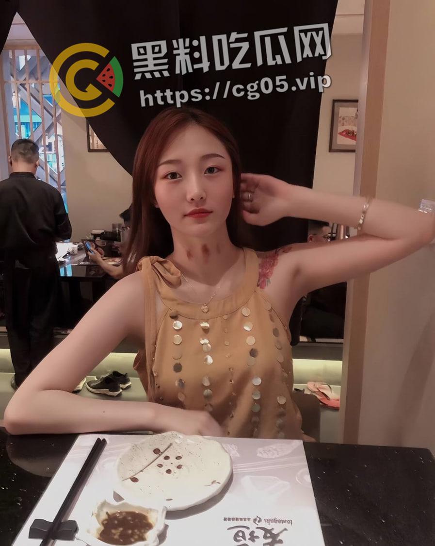 瓜友投稿！上海白领【刘悦】偷男人还上传到云相册被发现 时候还不承认 胸上的纹身都被舔变色了-1